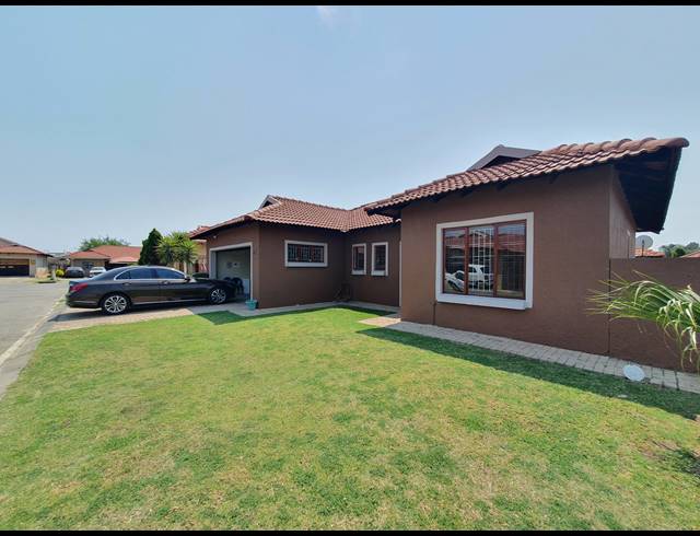3 BEDROOM TOWNHOUSE FOR SALE IN WATERVAL EAST